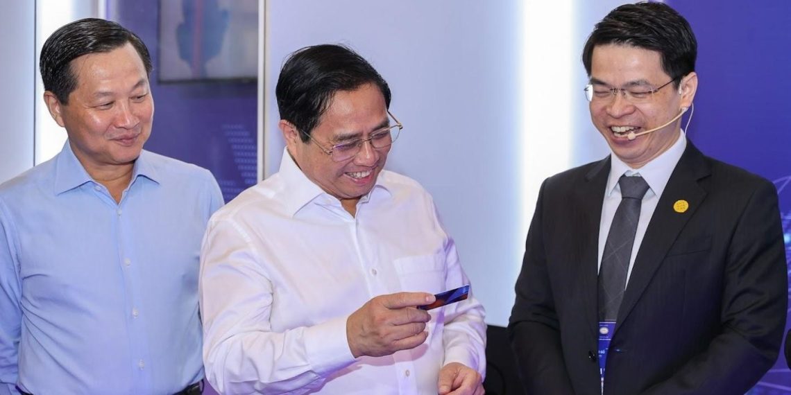 Hệ thống máy STM do KienlongBank và Unicloud hợp tác sản xuất gây ấn tượng mạnh tại sự kiện Chuyển đổi số ngành Ngân hàng 2022