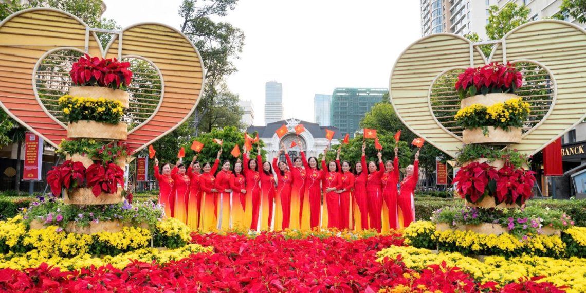 Người dân tại TPHCM rộn ràng chào đón kỷ niệm 50 năm thống nhất đất nước