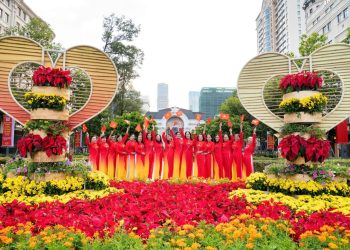 Người dân tại TPHCM rộn ràng chào đón kỷ niệm 50 năm thống nhất đất nước