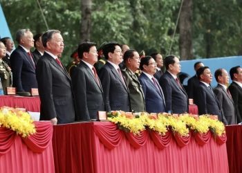 [Ảnh] Lễ chào cờ kỷ niệm 50 năm Ngày Giải phóng miền nam, thống nhất đất nước