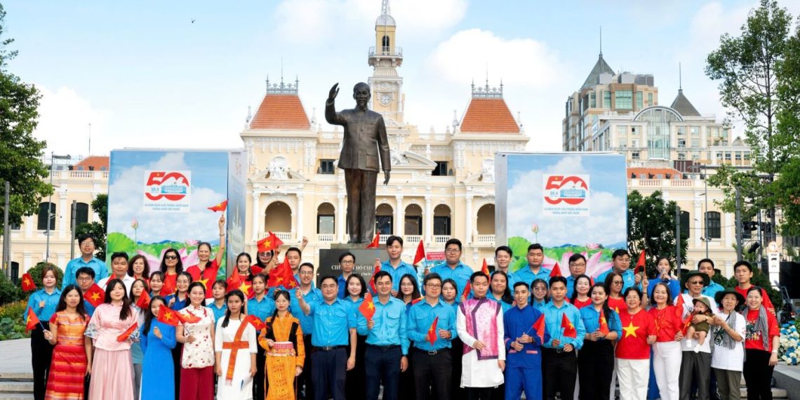 Người dân tại TPHCM rộn ràng chào đón kỷ niệm 50 năm thống nhất đất nước