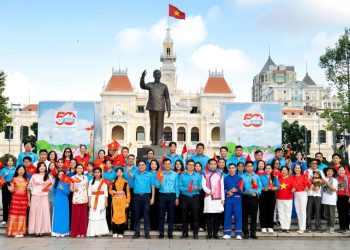 Người dân tại TPHCM rộn ràng chào đón kỷ niệm 50 năm thống nhất đất nước