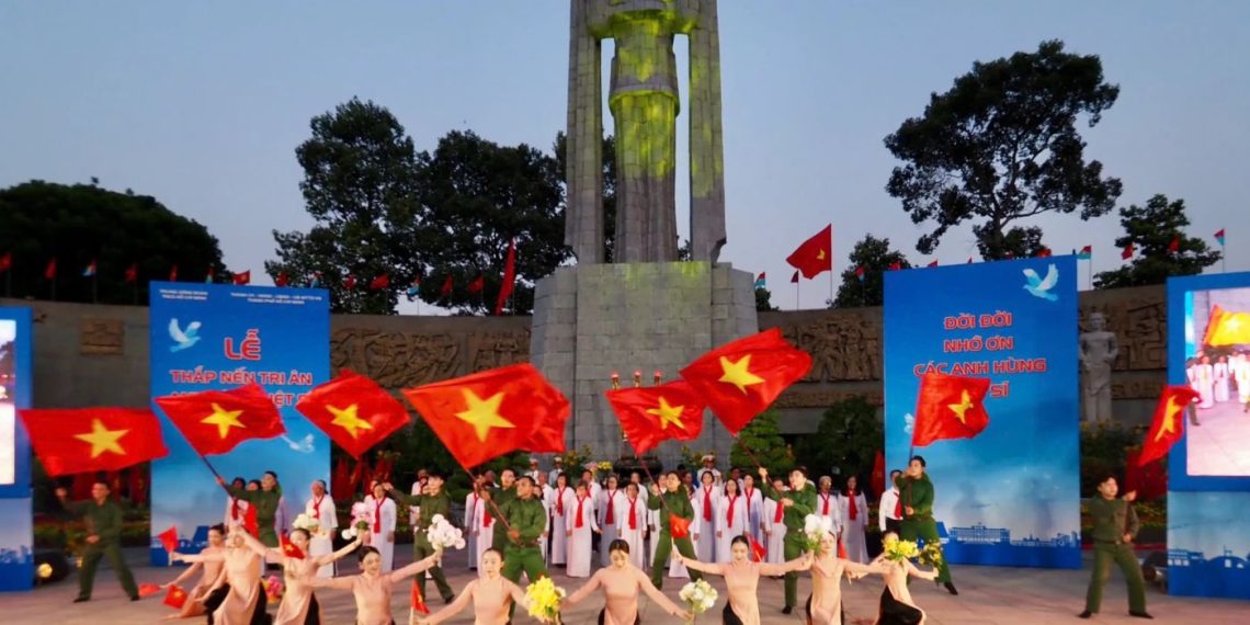 Thắp nến tri ân các Anh hùng liệt sĩ ở nhiều tỉnh, thành phố