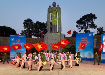 Thắp nến tri ân các Anh hùng liệt sĩ ở nhiều tỉnh, thành phố