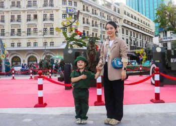 Người dân hào hứng chụp hình bên dàn pháo lễ được lắp đặt ở bến Bạch Đằng