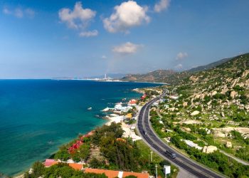 Đẩy nhanh tiến độ đầu tư xây dựng hệ thống đường bộ ven biển