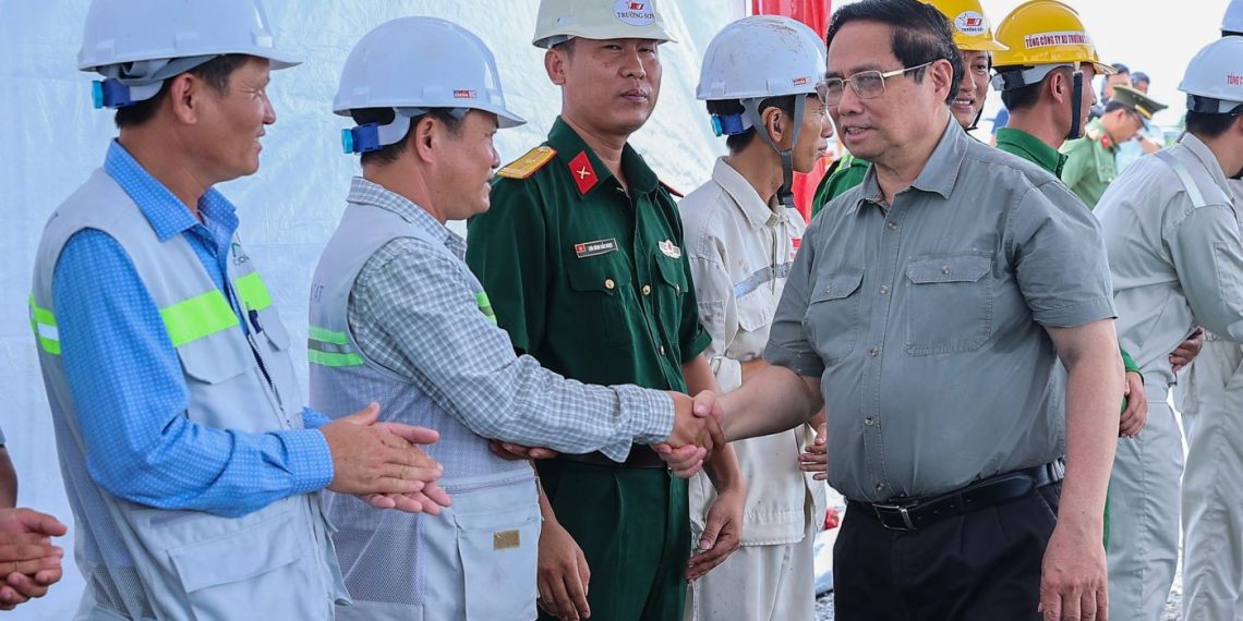 Thủ tướng kiểm tra công trường, chỉ đạo thông tuyến 2 dự án cao tốc tại ĐBSCL vào 19/12/2025