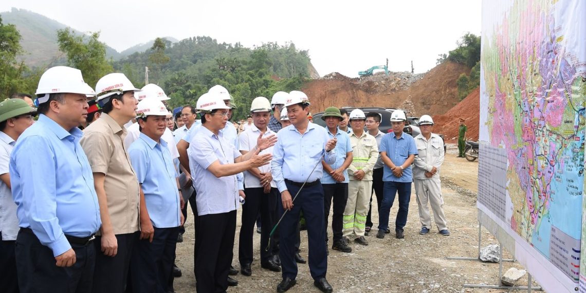 Tập trung máy móc, nhân lực để tăng tốc tiến độ 4 dự án cao tốc trọng điểm phía Bắc