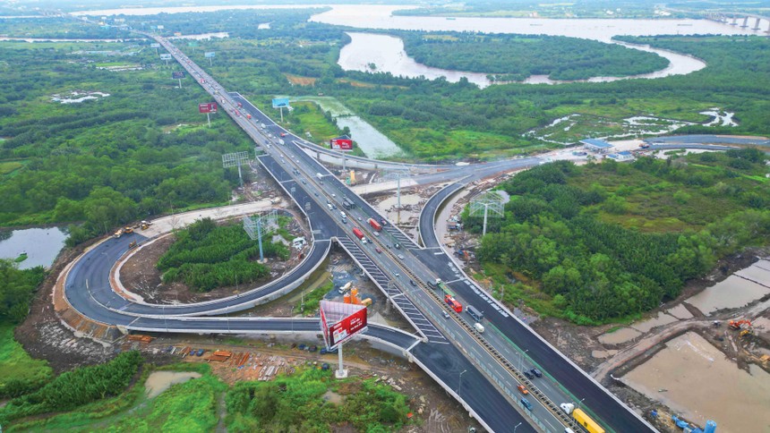 Hạ tầng bùng nổ, nhà đầu tư háo hức