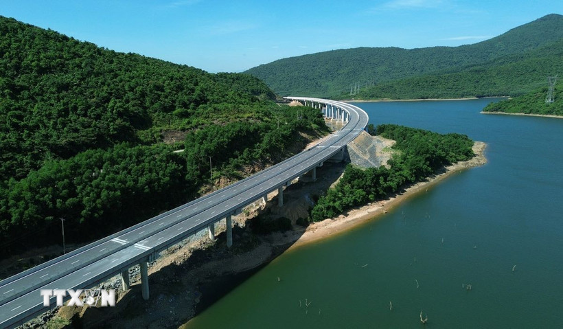 Thông xe toàn tuyến cao tốc Vũng Áng – Bùng