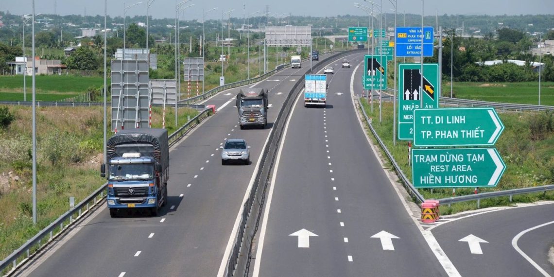 Khắc phục bất cập tại 2 tuyến cao tốc trọng điểm ở Lâm Đồng