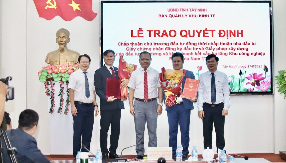Tây Ninh trao quyết định đầu tư Dự án Khu công nghiệp Bình Hòa Nam 1