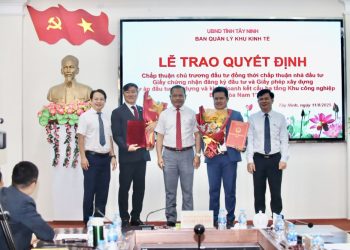 Tây Ninh trao quyết định đầu tư Dự án Khu công nghiệp Bình Hòa Nam 1