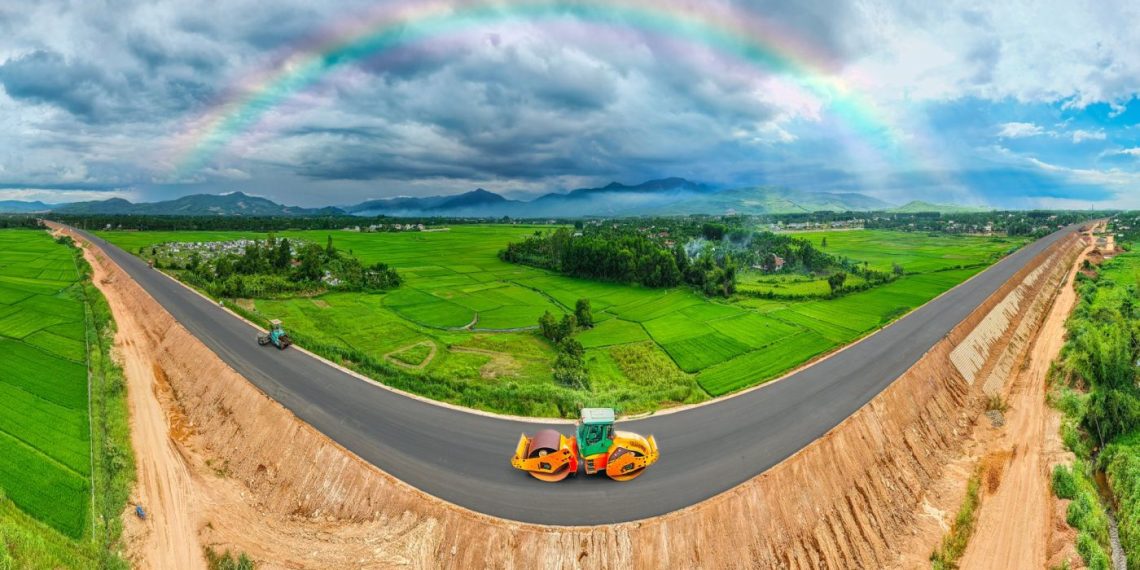 Thăm công trường ‘3 ca – 4 kíp’ trên cao tốc Quảng Ngãi – Hoài Nhơn 20.400 tỷ đồng