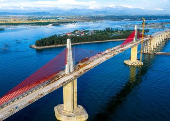 Cầu vượt cửa biển dài nhất miền Trung sắp về đích